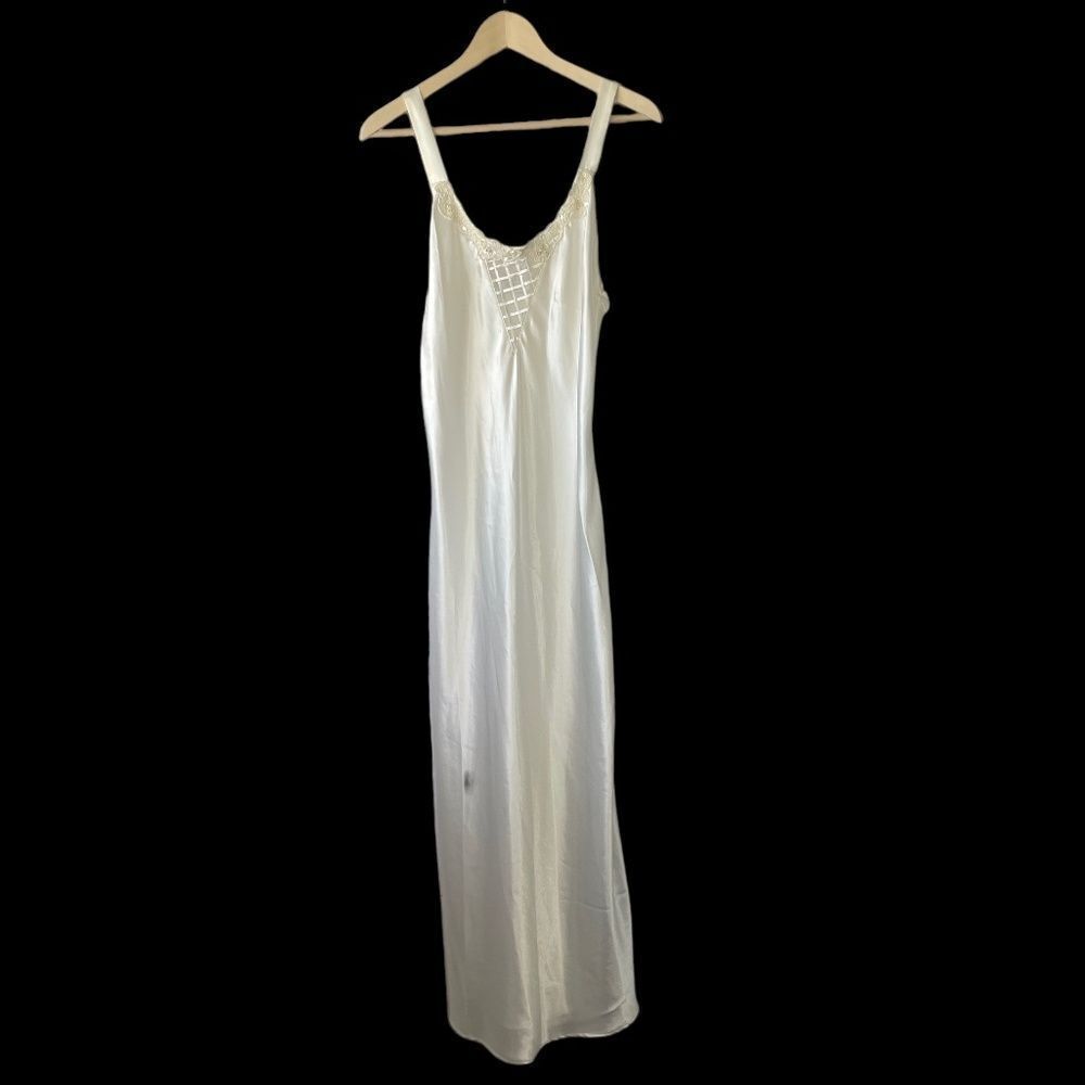 Val Mode Vintage Ivory Beaded Neckline‎ Chemise